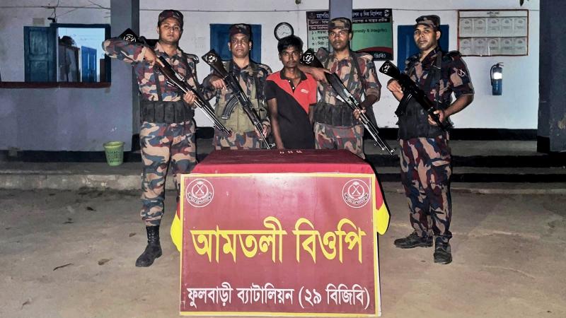 ফুলবাড়ী সীমান্তে অভিযান চালিয়ে মাদকসহ আটক-১