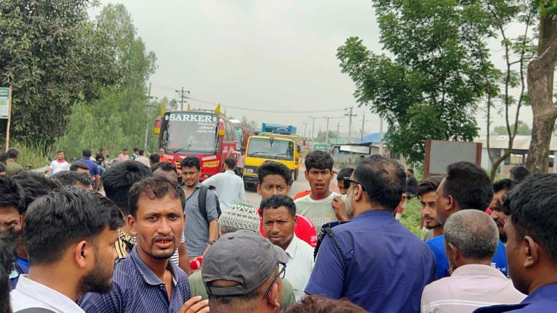 ফুয়েল কার্ড ছাড়া তেল না দেয়ায় সৈয়দপুরে মহাসড়ক অবরোধ
