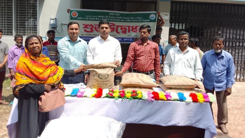 ফুলবাড়ীতে ক্ষুদ্র ও প্রান্তিক কৃষকদের মাঝে বীজ ও সার বিতরণ