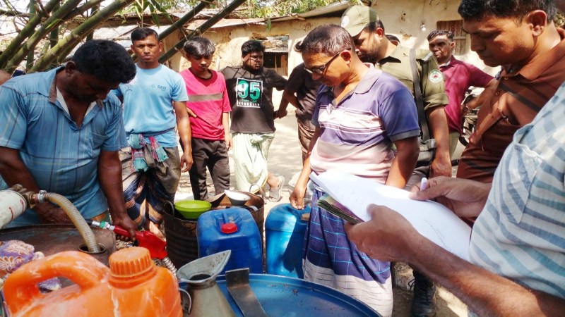 তানোরে অবৈধভাবে তেল মজুদ বাড়তি দামে বিক্রির দায়ে জরিমানা