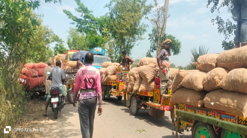 তানোরে তেল নিতে দীর্ঘ লাইন দিনভর যানজটে নাকাল জনসাধারণ 