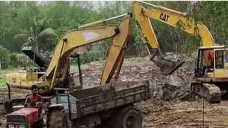 তানোরে ২টি এক্সেভেটর বিকল ও ৮টি ব্যাটারী জব্দ