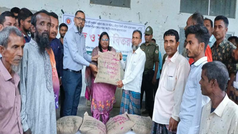 তানোরে ৭ হাজার কৃষক পেলো বিনা মূল্যের সার বীজ