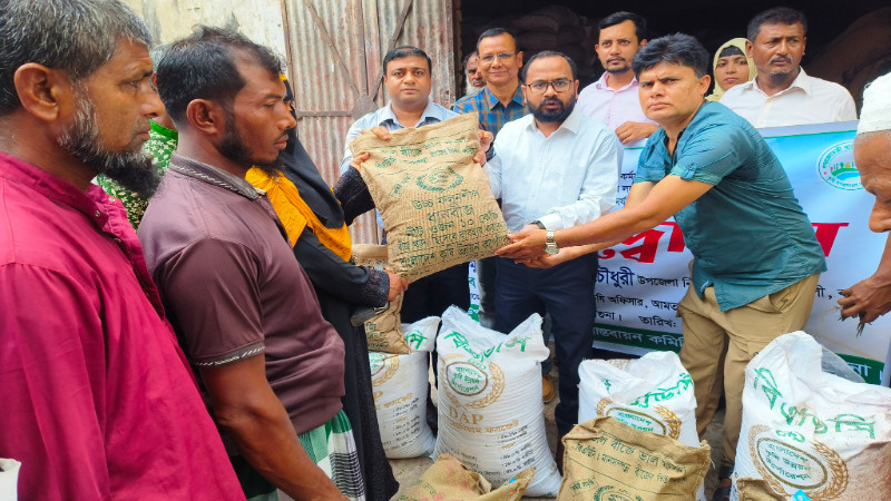 আমতলীতে ১২ হাজার ৬০ জন ক্ষুদ্র ও প্রান্তিক কৃষক পেল সার ও বীজ