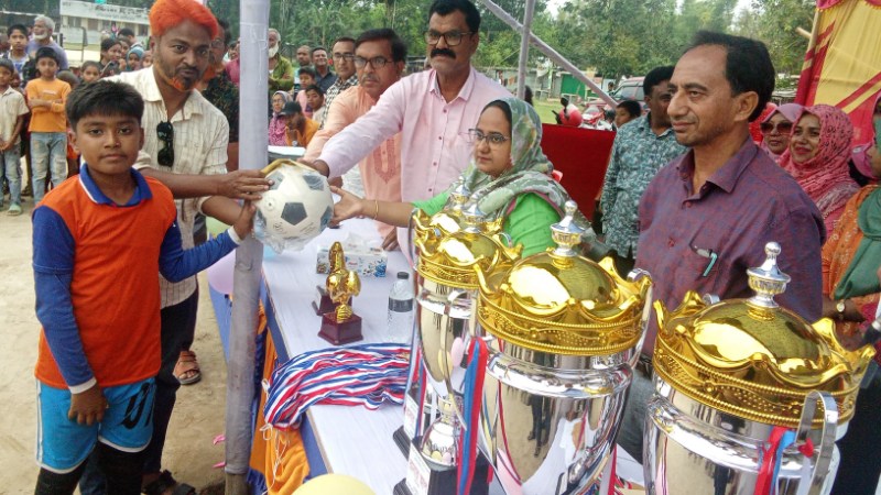 রাণীশংকৈলে উপজেলা পর্যায়ের গোল্ডকাপ ফুটবলের ফাইনাল ও পুরস্কার বিতরণ