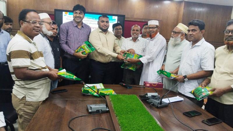 আত্রাইয়ে ক্ষুদ্র ও প্রান্তিক কৃষকদের মাঝে বিনামূল্যে প্রণোদনার সার ও বীজ বিতরণ