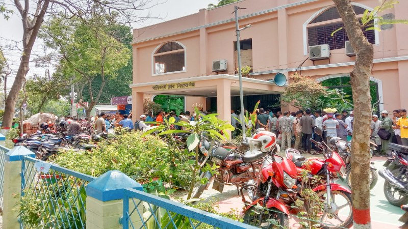 সিরাজগঞ্জের তৃতীয় দিনের মতো দেওয়া হচ্ছে ফুয়েল কার্ড
