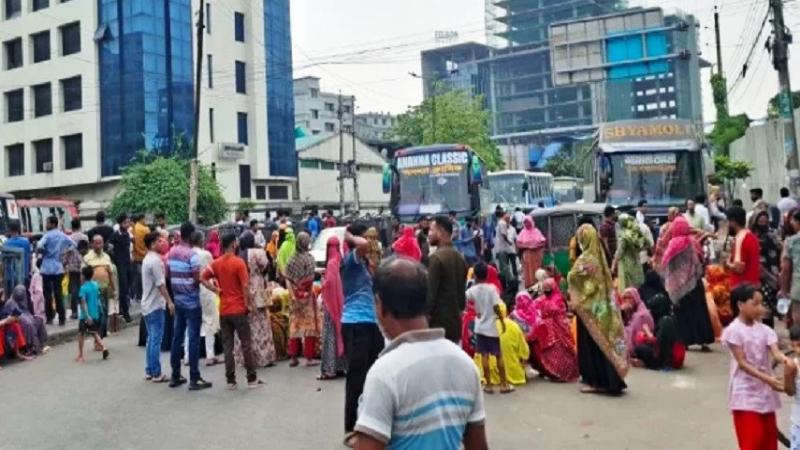 তেজগাঁও লিংক রোড অবরোধ করে পোশাককর্মীদের বিক্ষোভ