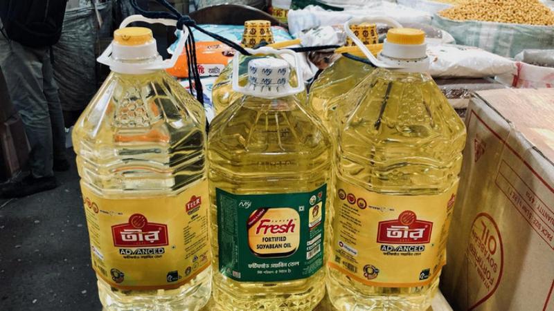 বাজার থেকে উধাও সোয়াবিন তেলের ৫ লিটারের বোতল