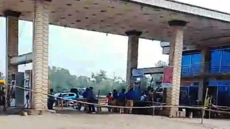 বোদায় পেট্রোল পাম্পে ফুয়েল কার্ড চাওয়ায় মোটরসাইকেলের লাইন মুহুর্তেই ফাঁকা