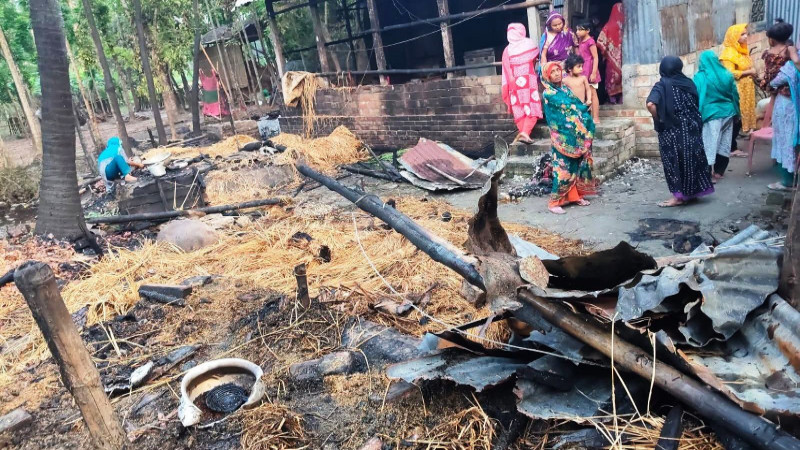 মাগুরার শ্রীপুরে অগ্নিকান্ড ৫ থেকে ৬ লাখ টাকার ক্ষয়ক্ষতি