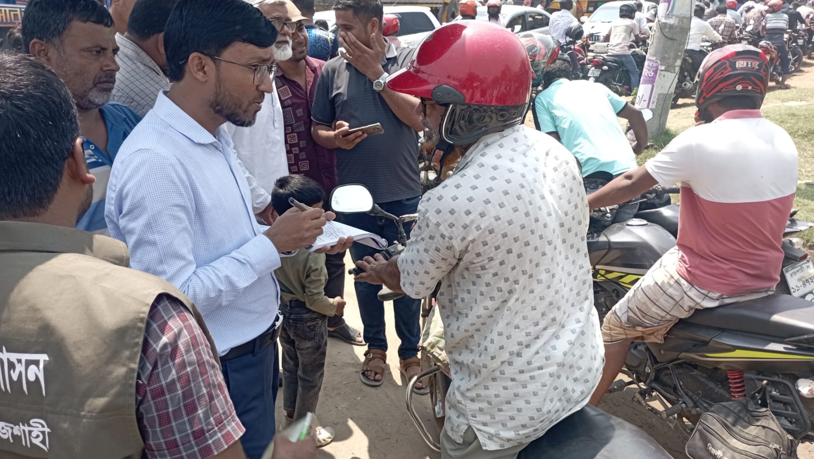গোদাগাড়ীতে পাম্পে তেল নিতে এসে ভ্রাম্যমাণ আদালতের জরিমানায় ৭ মোটরসাইকেল আরোহী