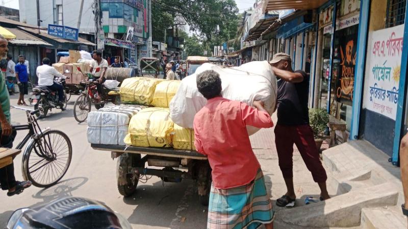 সৈয়দপুরে কুরিয়ার সার্ভিস থেকে ১৪ বস্তা, পটকা ও বিস্ফোরক উদ্ধার