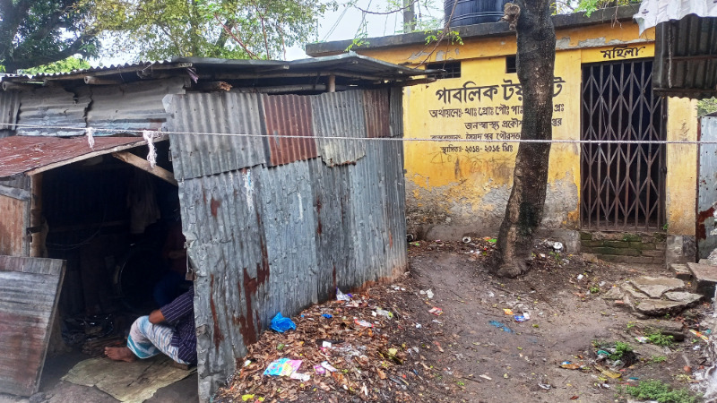 সৈয়দপুরে গণশৌচাগারে তালাবদ্ধ জমি দখল, ভোগান্তিতে জনসাধারণ