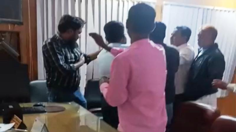 জয়পুরহাটের ক্ষেতলালে ইউএনও’র কক্ষে সন্ত্রাসী হামলায় আহত সাংবাদিক