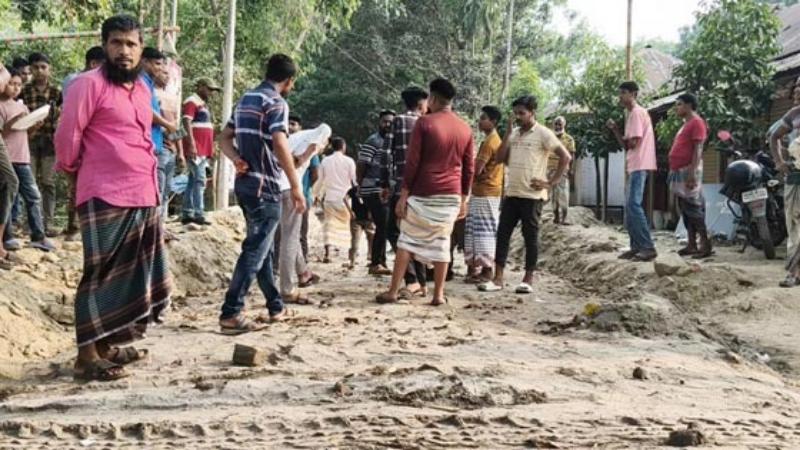 নওগাঁর মান্দায় নিম্নমানের উপকরণে রাস্তা নির্মাণের অভিযোগে কাজ বন্ধ করে দিল স্থানীয়রা