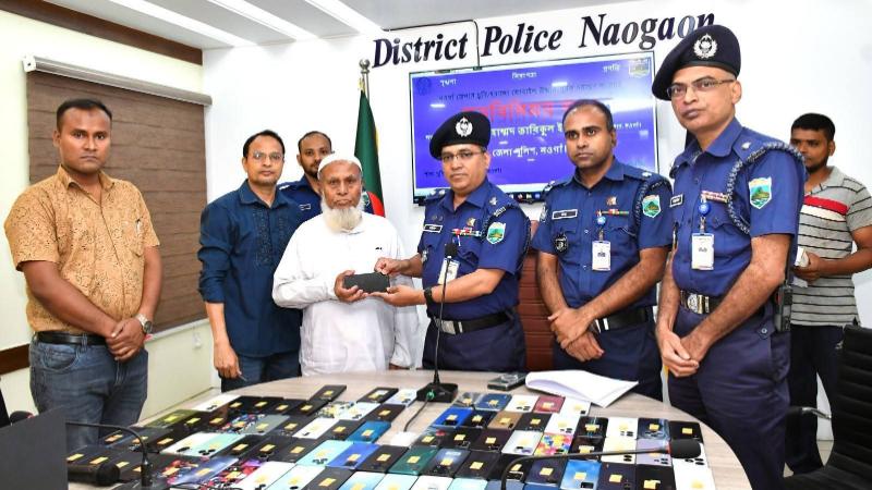 নওগাঁয় ৮৫ টি মোবাইল ফোন উদ্ধার: প্রকৃত মালিকের নিকট হস্তান্তর