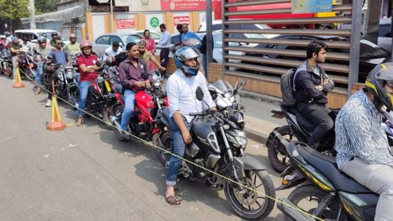 রাজধানীর বেশিরভাগ পাম্পে আজও মিলছে না তেল