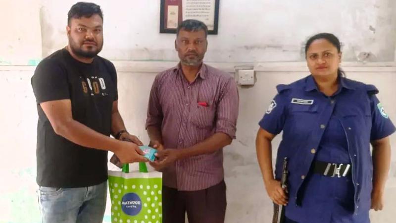 সৈয়দপুরে কুড়িয়ে পাওয়া টাকা ভর্তি মানিব্যাগ ফিরিয়ে দিলেন পুলিশ সদস্য
