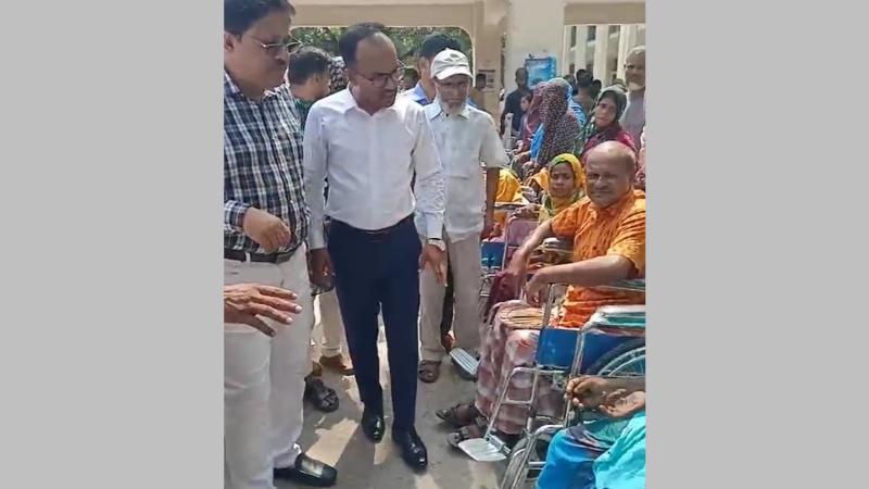 মাগুরায় প্রতিবন্ধী সেবা ও সাহায্য কেন্দ্র কতৃক প্রতিবন্ধী ব্যক্তির মধ্যে হুইল চেয়ার বিতরণ