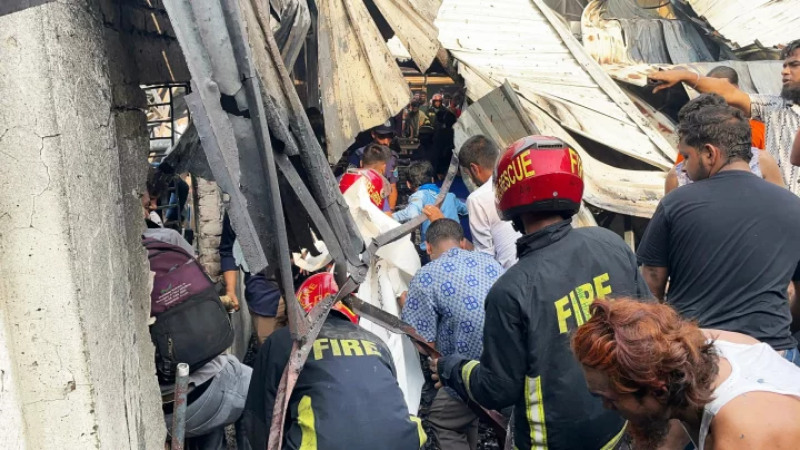 কদমতলীতে গ্যাস লাইটার কারখানায় আগুন, ৫ জনের মরদেহ উদ্ধার