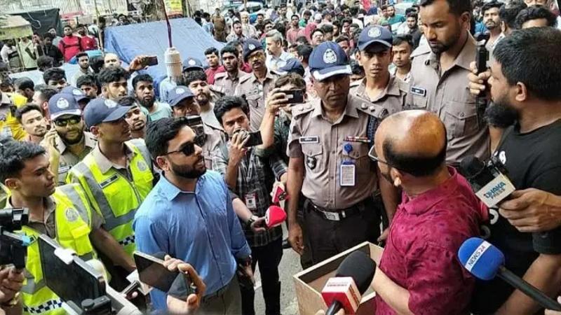 ফুটপাত দখলমুক্ত করতে ডিএমপির উচ্ছেদ অভিযান