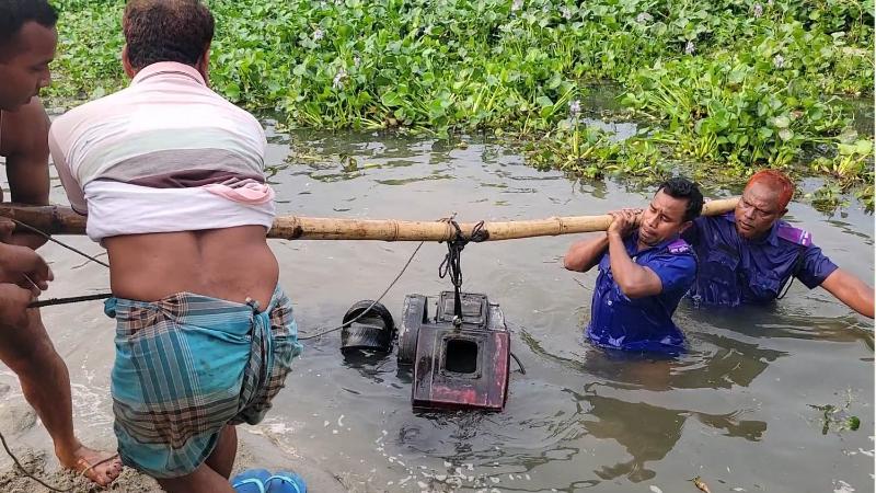 ডোমারে ড্রেজার মেশিনে বালু উত্তোলন, পানিতে ডুবিয়েও রক্ষা হয়নি, মেশিন জব্দ ও পাইপ ধ্বংস