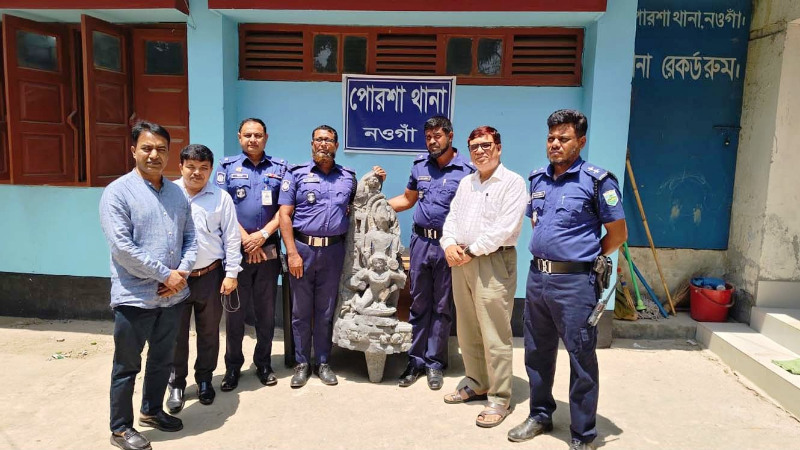 পোরশায় উদ্ধারকৃত বিষ্ণ মূর্তি জাদুঘরে হস্তান্তর