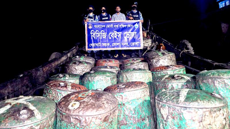 ভোলার মেঘনা থেকে ৪ হাজার লিটার তেল জব্দ