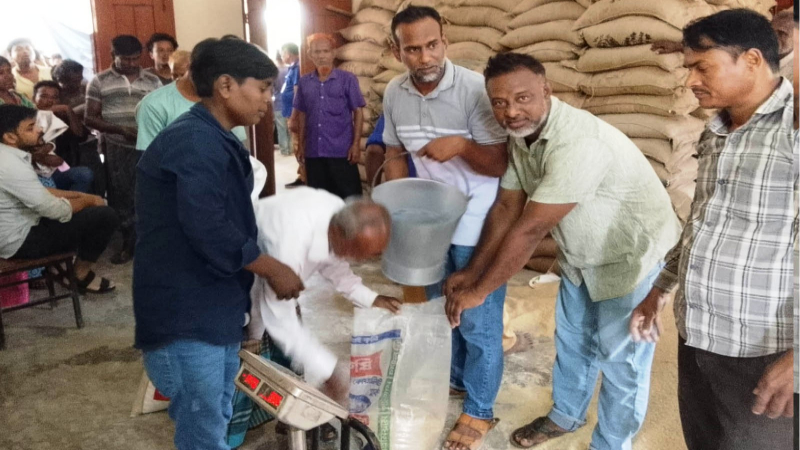 ফুলবাড়ী উপজেলার খয়েরবাড়ী ইউপিতে ভিজিএফের চাল বিতরণ