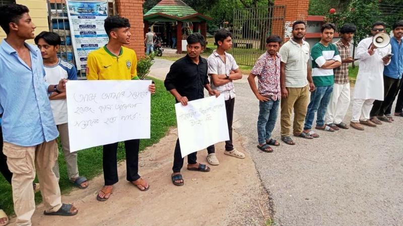 ফুলবাড়ীতে শিশু শিক্ষার্থীকে ধর্ষণচেষ্টার অভিযোগ গভীর রাতে আপোষ রফাদার প্রতিবাদে মানববন্ধন