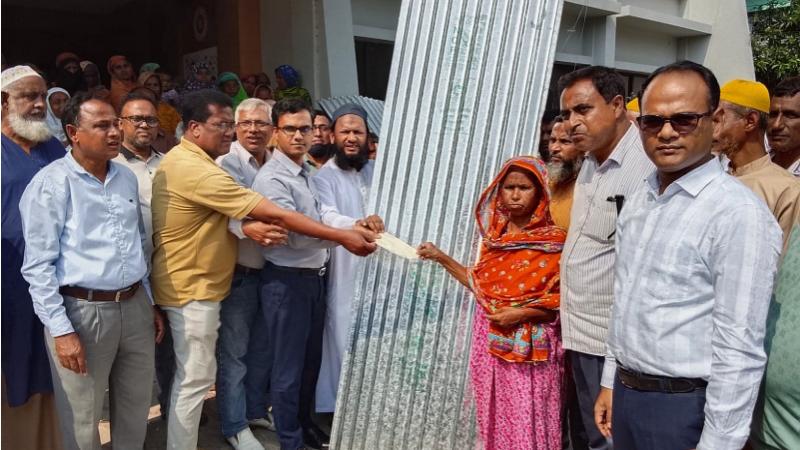 ফুলবাড়ীতে দূযোর্গে ক্ষতিগ্রস্থ কৃষকদের মাঝে ঢেউটিন ও অর্থ বিতরণ