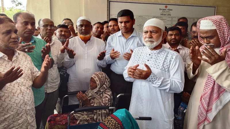 ফুলবাড়ীতে প্রতিবন্ধীদের মাঝে হুইল চেয়ার বিতরণ