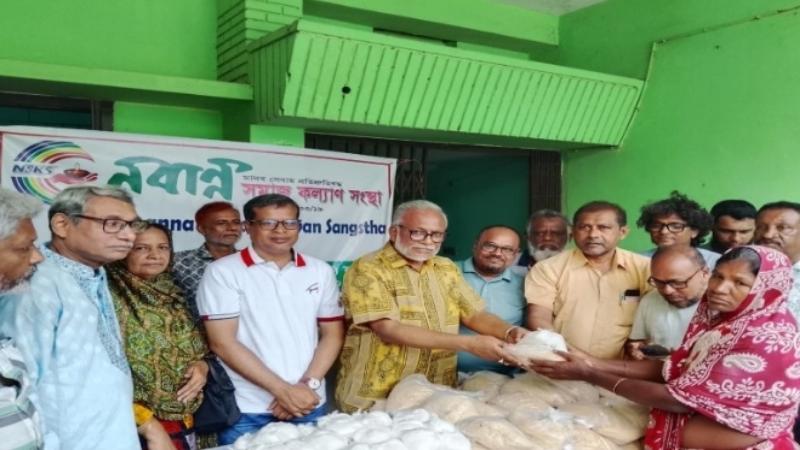 যশোরে নবান্ন সমাজ কল্যাণ সংস্থার উদ্যোগে অসহায়দের মাঝে সেমাই ও চিনি বিতরণ