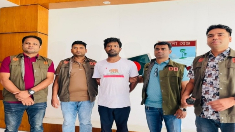 যশোরে বিভিন্ন মামলার শীর্ষ সন্ত্রাসী খোঁড়া কামরুল ডিবির জালে গ্রেপ্তার