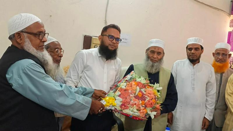 তানোরে সাব রেজিস্ট্রি অফিস পরিদর্শন করলেন এমপি মুজিবুর রহমান