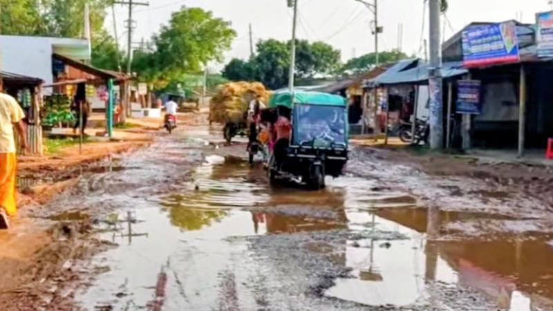 তানোরের নির্মিত রাস্তায় ভয়ংকর গর্তে জমা কাঁদা পানি দুর্ভোগ চরমে