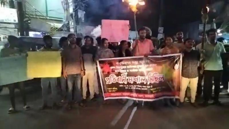 রামিসার হত্যাকারীর সর্বোচ্চ শাস্তি ফাঁসির দাবিতে আমতলীতে মশাল মিছিল