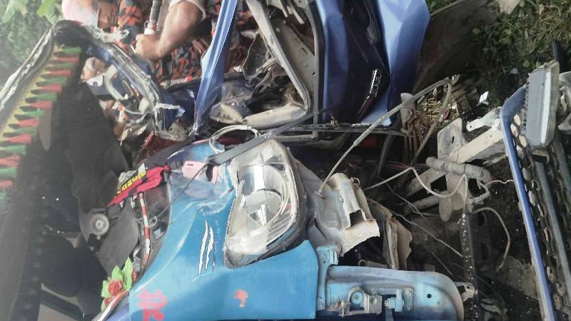 আমতলীতে পিকআপ ভ্যানের চাকা ফেটে হেল্পার নিহত, চালক আহত