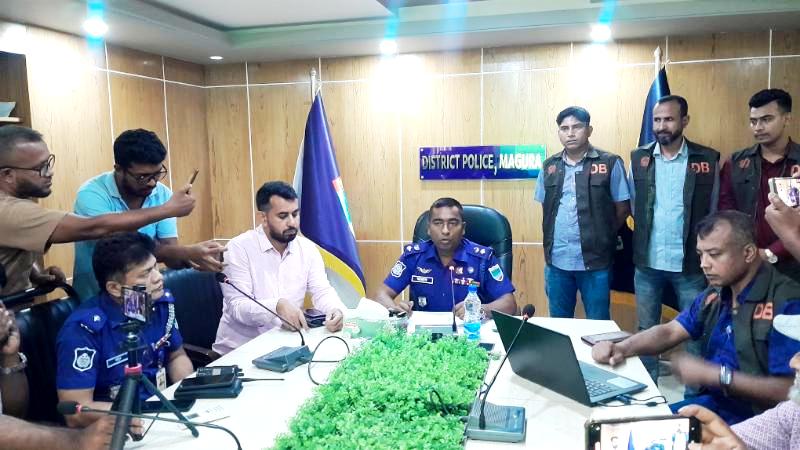 মাগুরায় ট্রাক ড্রাইভারের গলিত লাশ ও ছিনতাই হওয়া তেল উদ্ধারের ঘটনায় পুলিশ সুপারের সংবাদ সম্মেলন