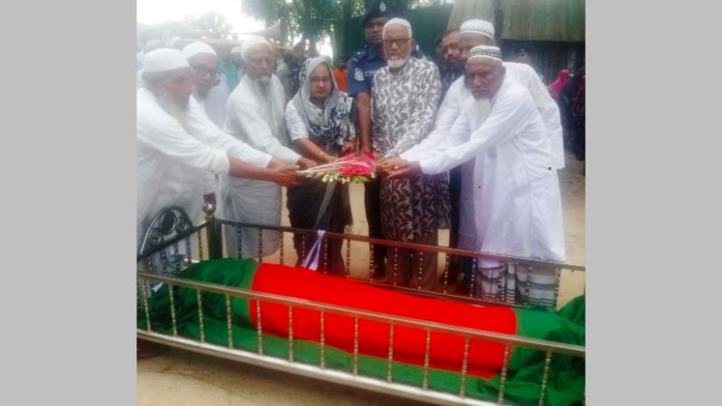 রাণীশংকৈলে বীর মুক্তিযোদ্ধা আজিজুল হককে রাষ্ট্রীয় মর্যাদায় শেষ বিদায়