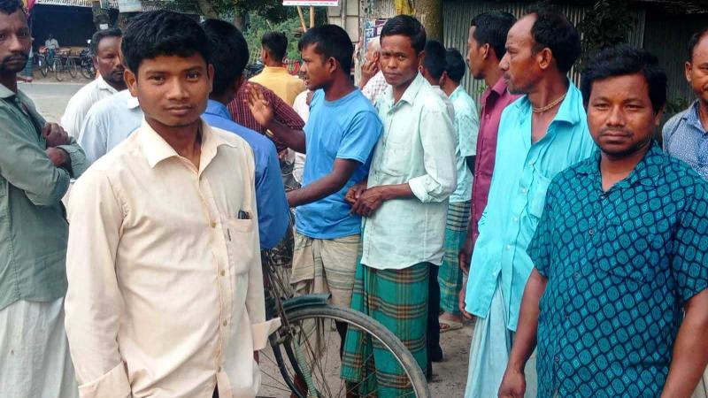 ভোরের আলোয় শ্রম বিক্রির মেলা-রাণীশংকৈলে মানুষ হাটের গল্প