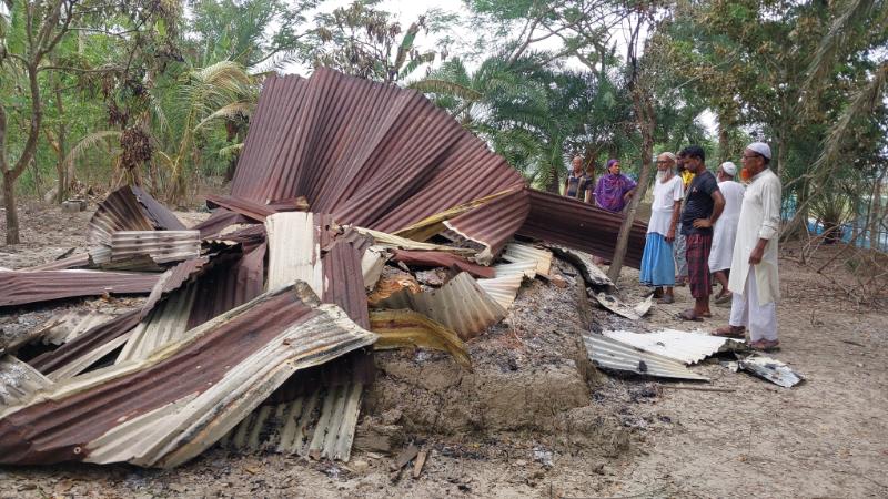 মোরেলগঞ্জে অগ্নিকান্ডে বসতঘর পুড়ে ছাই, থানায় অভিযোগ