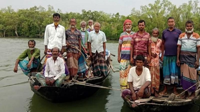 সুন্দরবনের বনদস্যুদের মুক্তিপণ দিয়ে বাড়ি ফিরলেন কয়রার ১৩ মৌয়াল
