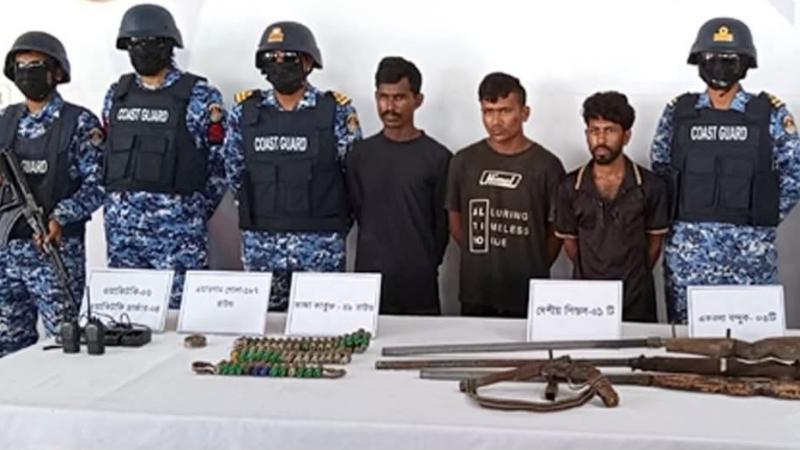 সুন্দরবনে করিম শরীফ বাহিনীর ৩ সদস্য আটক,অস্ত্র ও গুলিসহ উদ্ধার ৪ জিম্মি জেলে