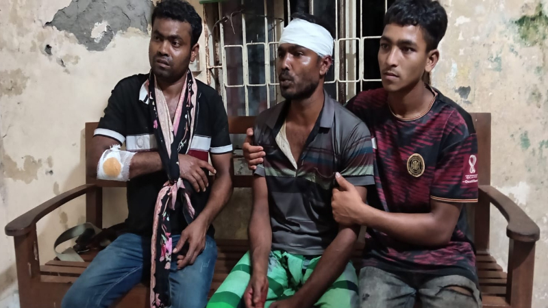দিঘলিয়ায় চায়ের দোকানে হামলা ও কুপিয়ে জখম করেছে দুর্বৃত্তরা থানায় লিখিত অভিযোগ