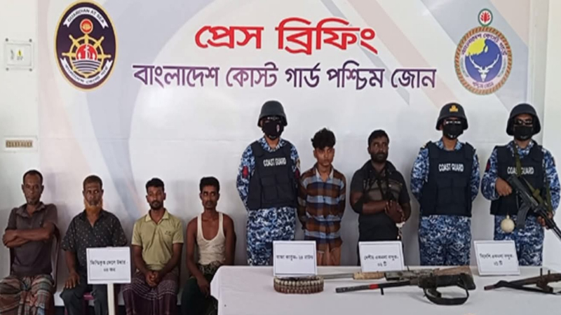 সুন্দরবনে অস্ত্র-গুলিসহ করিম বাহিনীর উপ-প্রধানসহ ২ সদস্য আটক. চার জেলে উদ্ধার