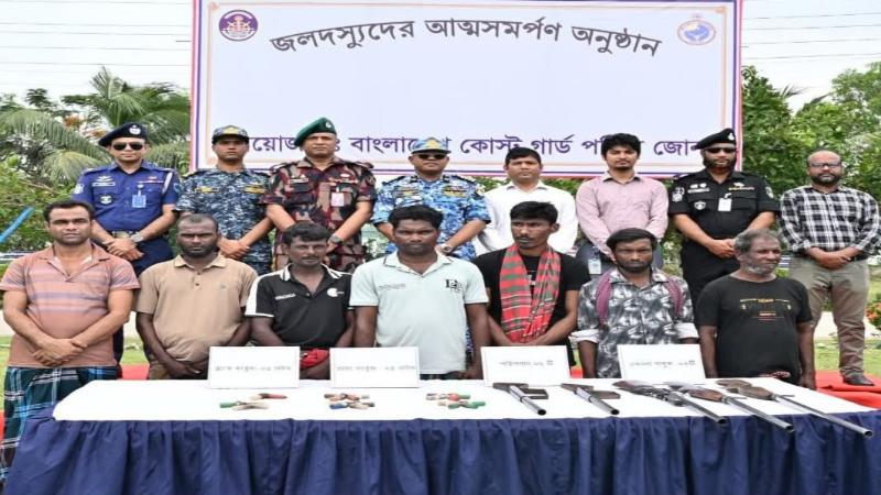 সুন্দরবনের কুখ্যাত দস্যু ছোট সুমন বাহিনী প্রধানসহ ৭ জনের আত্মসমর্পণ