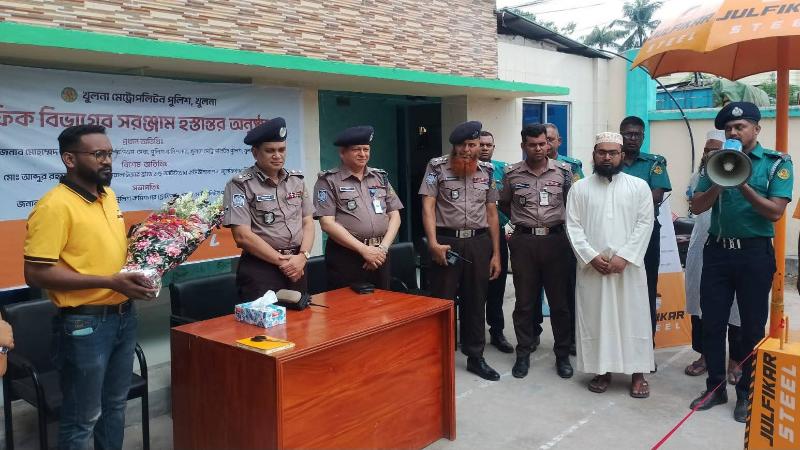 কেএমপি’র ট্রাফিক বিভাগে সরঞ্জাম হস্তান্তর অনুষ্ঠান অনুষ্ঠিত