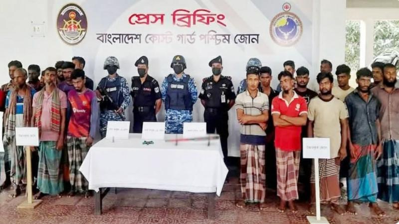 সুন্দরবনে কোস্ট গার্ড ও বনদস্যুর গুলিবিনিময়, অপহৃত ২১ জেলেসহ অস্ত্র ও গুলি উদ্ধার
